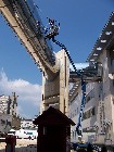MKB Kassák Lajos utcai irodaház plexi borítású átjáró hídjának tisztítása kosaras emelőgépből